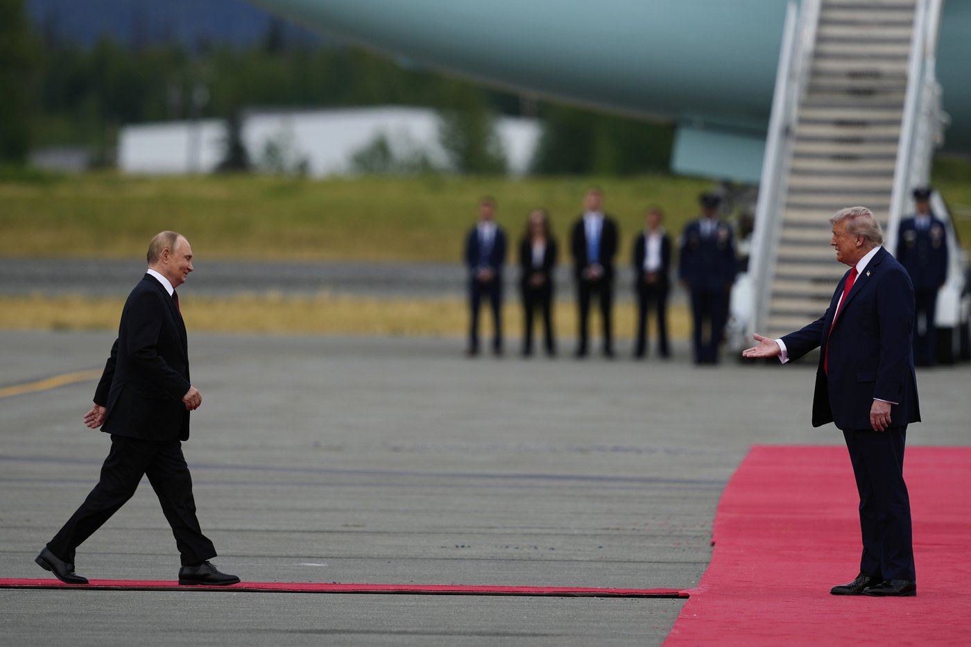 Trump and Putin shake hands warmly in Alaska to kick off their summit on the war in Ukraine | iNFOnews.ca Trump and Putin shake hands warmly in Alaska to kick off their summit on the war in Ukraine | iNFOnews.ca