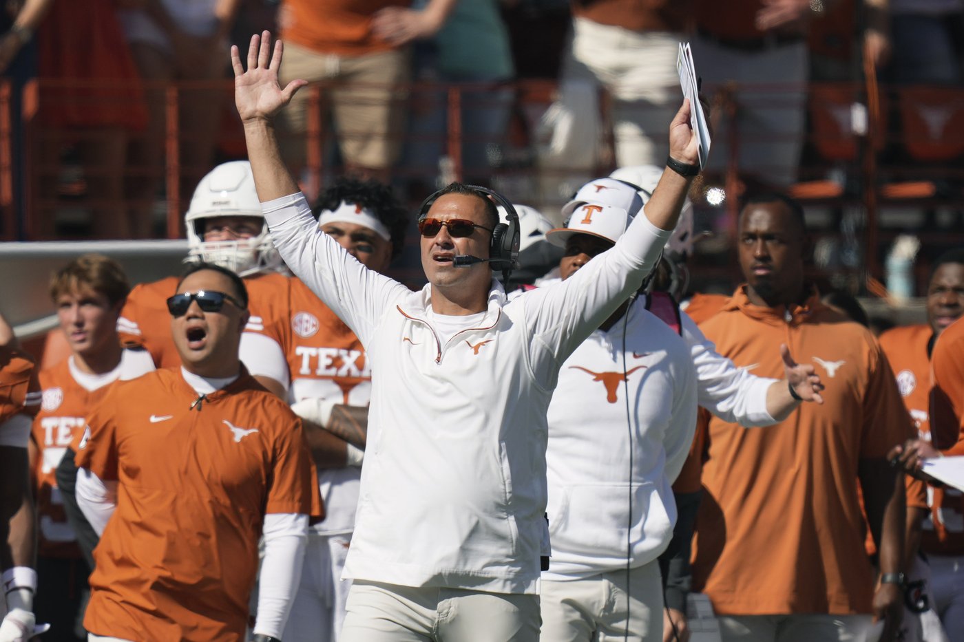 Ewers' 5 TD passes lead No. 5 Texas in 49-17 rout of struggling Florida | iNFOnews.ca Ewers' 5 TD passes lead No. 5 Texas in 49-17 rout of struggling Florida | iNFOnews.ca