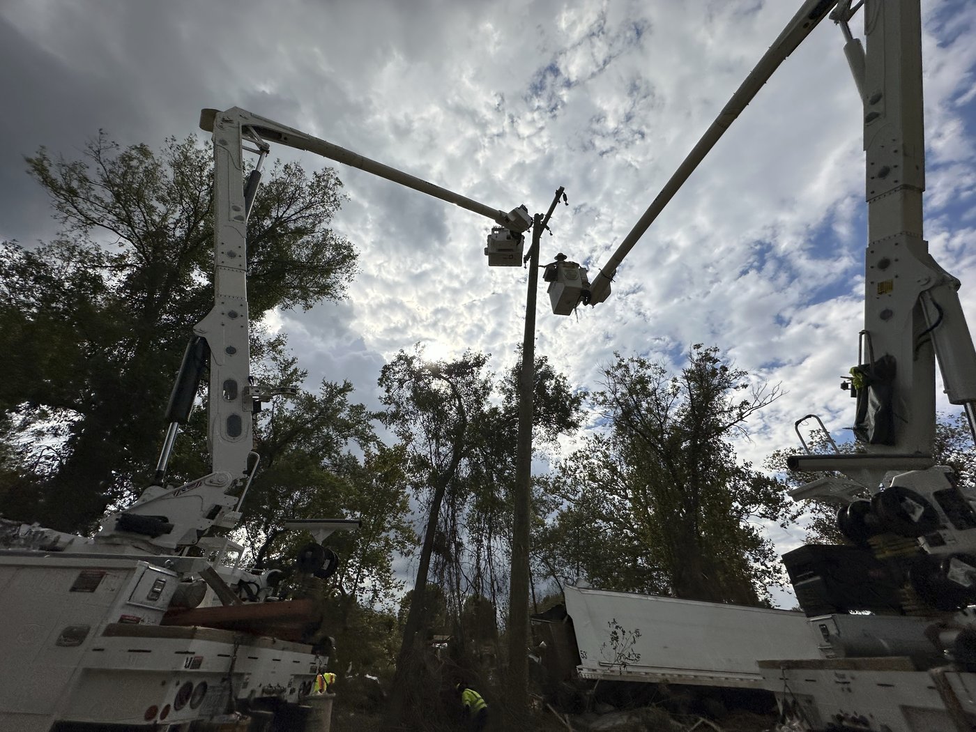 When will the power return? Weary Carolinas residents long for relief after Helene's fury | iNFOnews.ca