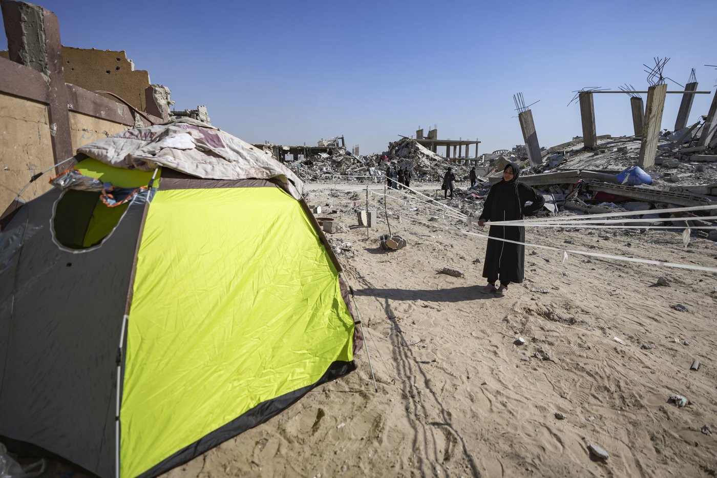 Palestinians confront a landscape of destruction in Gaza's 'ghost towns' | iNFOnews.ca