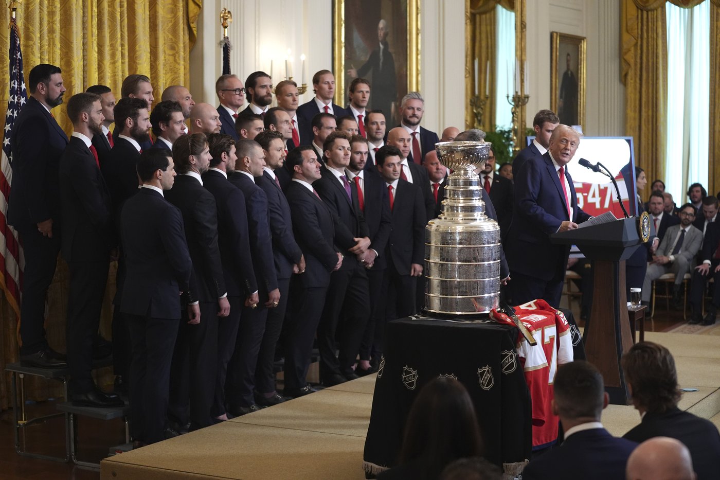 Trump sticks to hockey, avoids tariff talks during Stanley Cup champion Florida Panthers' visit | iNFOnews.ca