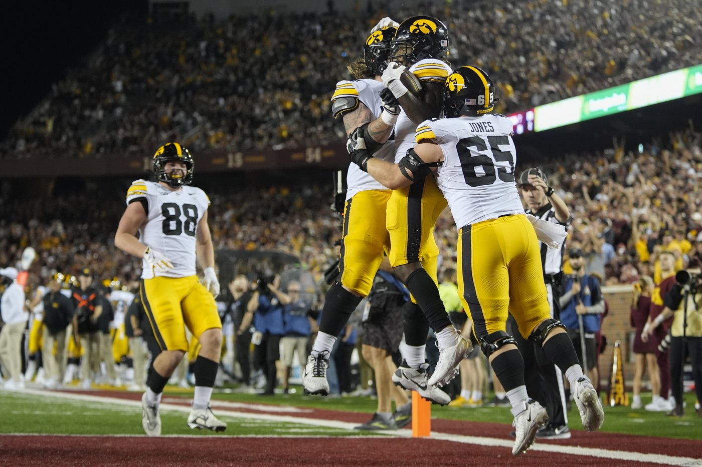 Iowa takes back Floyd in 31-14 trampling of Minnesota behind Kaleb Johnson's 206 yards | iNFOnews.ca Iowa takes back Floyd in 31-14 trampling of Minnesota behind Kaleb Johnson's 206 yards | iNFOnews.ca