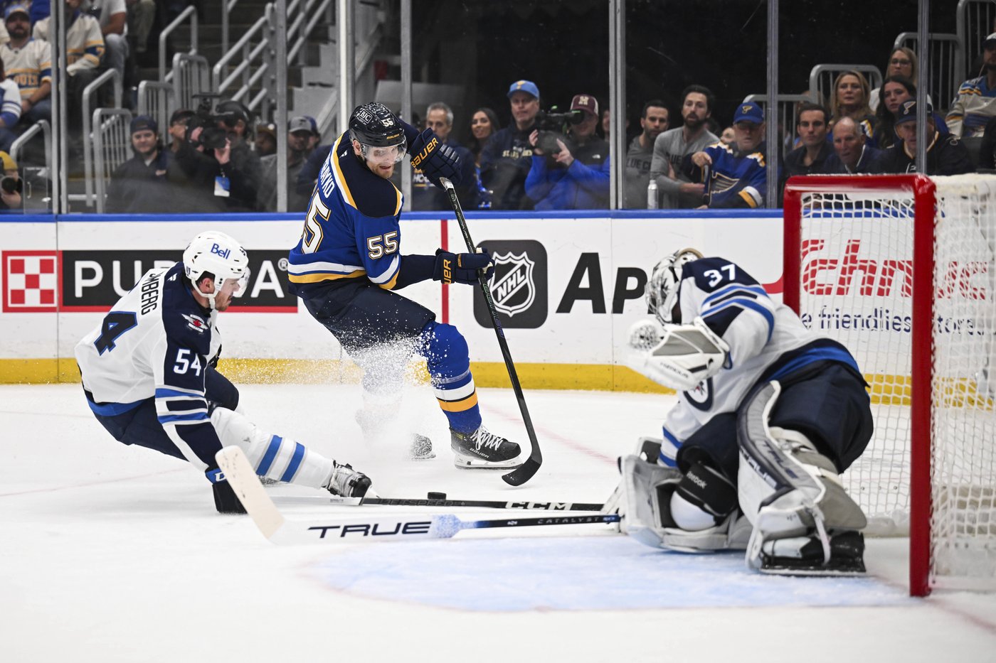 Jets goalie Hellebuyck expects to bounce back in Game 5: ‘I am going to be better’ | iNFOnews.ca