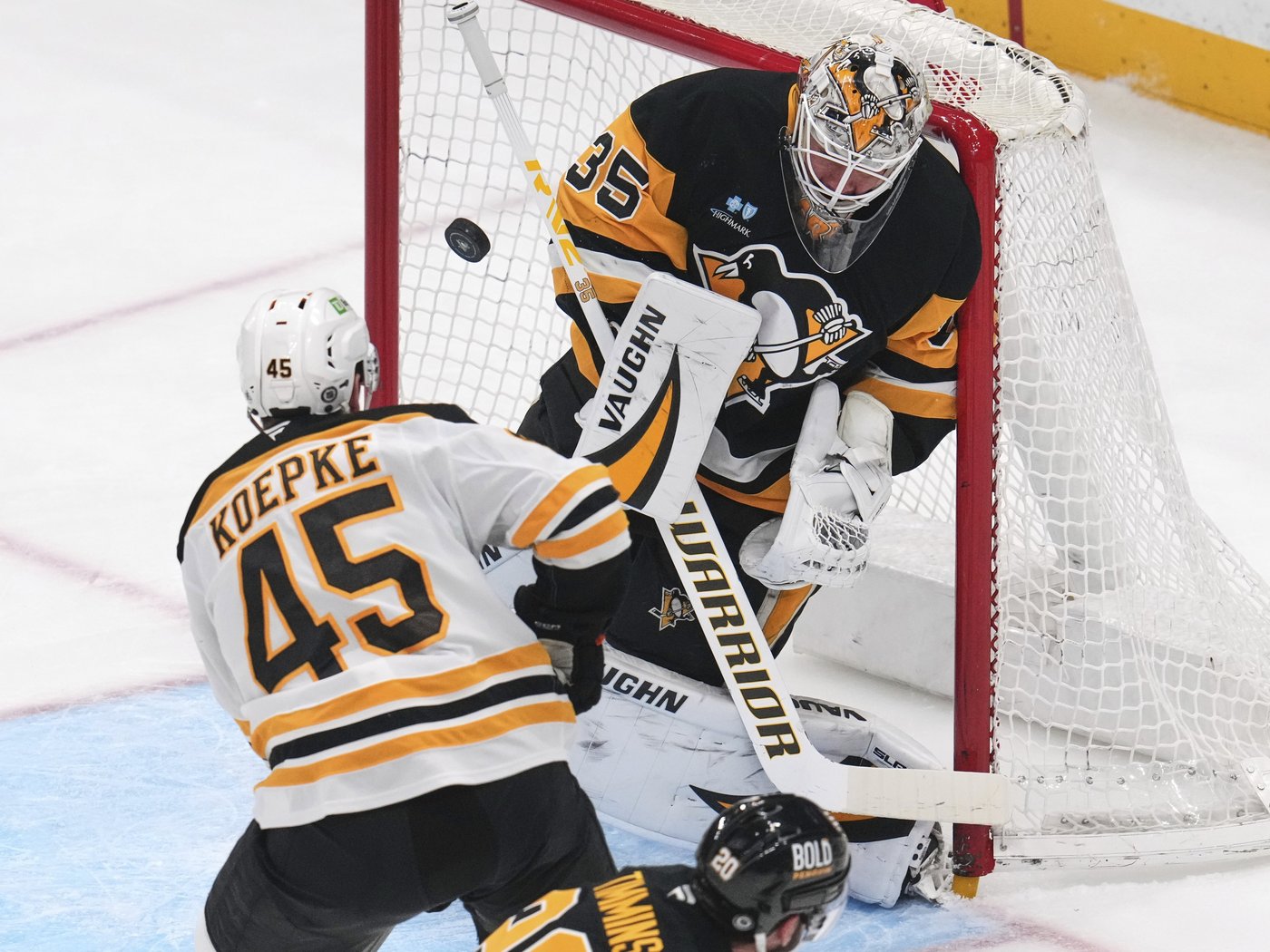 Lindholm and Korpisalo lead Bruins to 4-1 victory over Penguins | iNFOnews.ca Lindholm and Korpisalo lead Bruins to 4-1 victory over Penguins | iNFOnews.ca