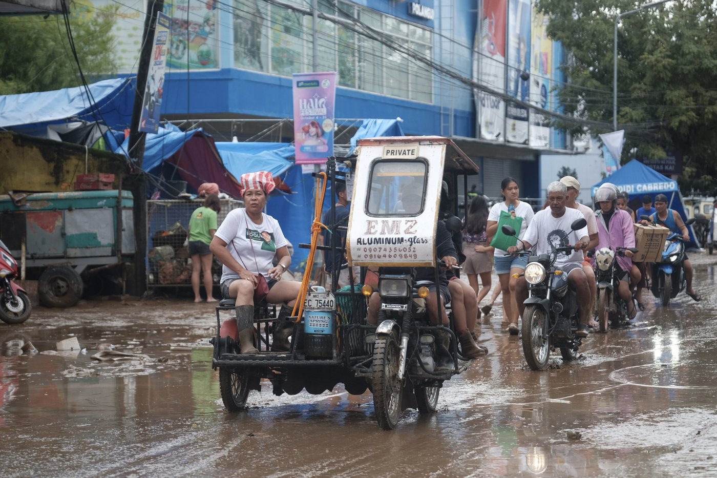 Floods in Philippines kill at least 9 and trap others on roofs as storm approaches | iNFOnews.ca Floods in Philippines kill at least 9 and trap others on roofs as storm approaches | iNFOnews.ca