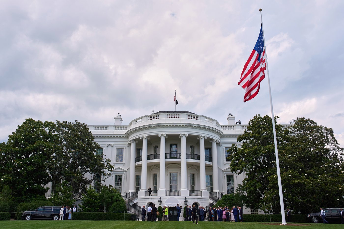 Trump remakes the White House with new flagpoles | iNFOnews.ca