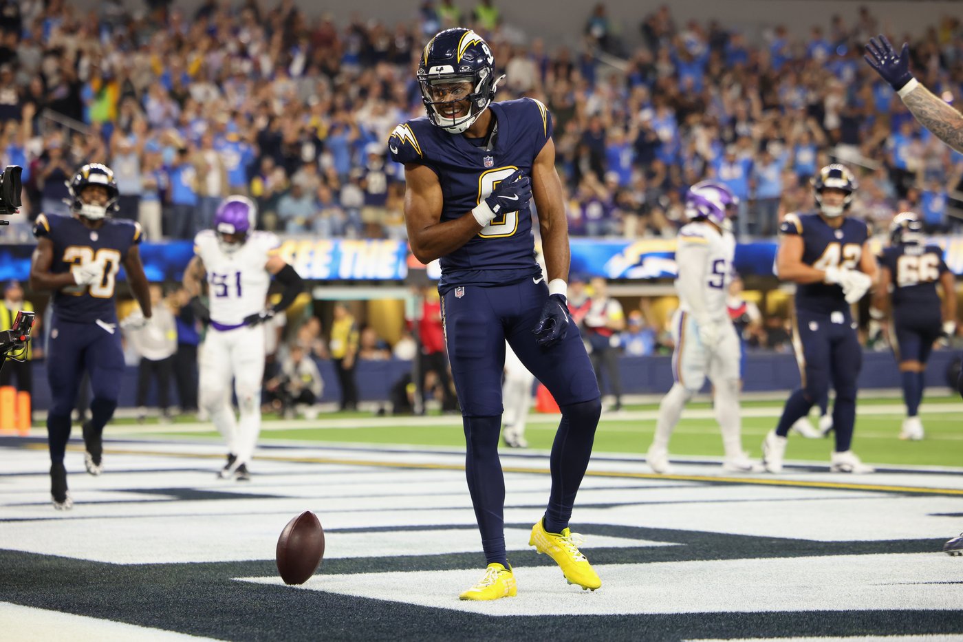 Chargers shake off another round of injuries, pick up needed win by routing Vikings | iNFOnews.ca