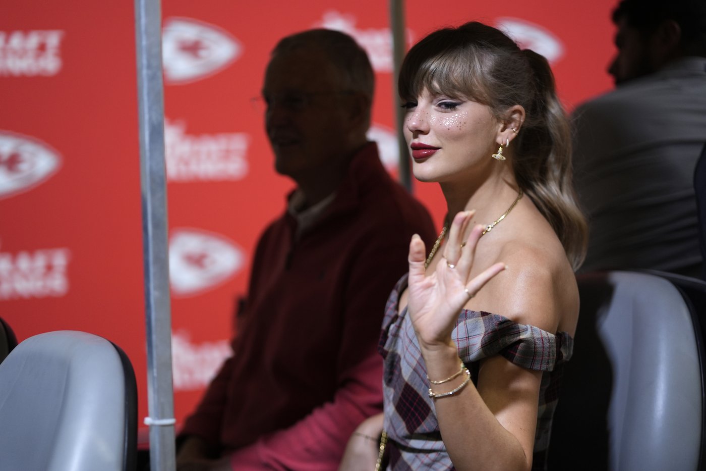 'Out of control': Room costs spike 10 times higher on Taylor Swift Canada show nights | iNFOnews.ca