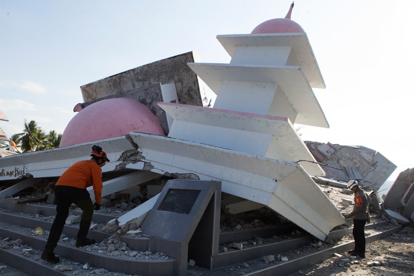 Fear grips children after deadly earthquake in eastern Indonesia leaves thousands displaced | iNhome Fear grips children after deadly earthquake in eastern Indonesia leaves thousands displaced | iNhome