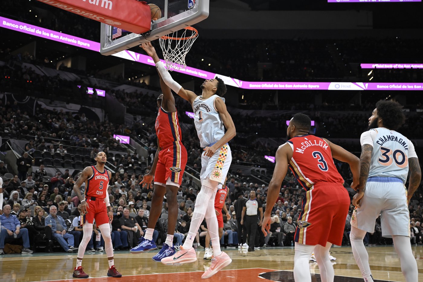 Wembanyama exits Spurs' game against Pelicans, but quickly returns | iNFOnews.ca Wembanyama exits Spurs' game against Pelicans, but quickly returns | iNFOnews.ca