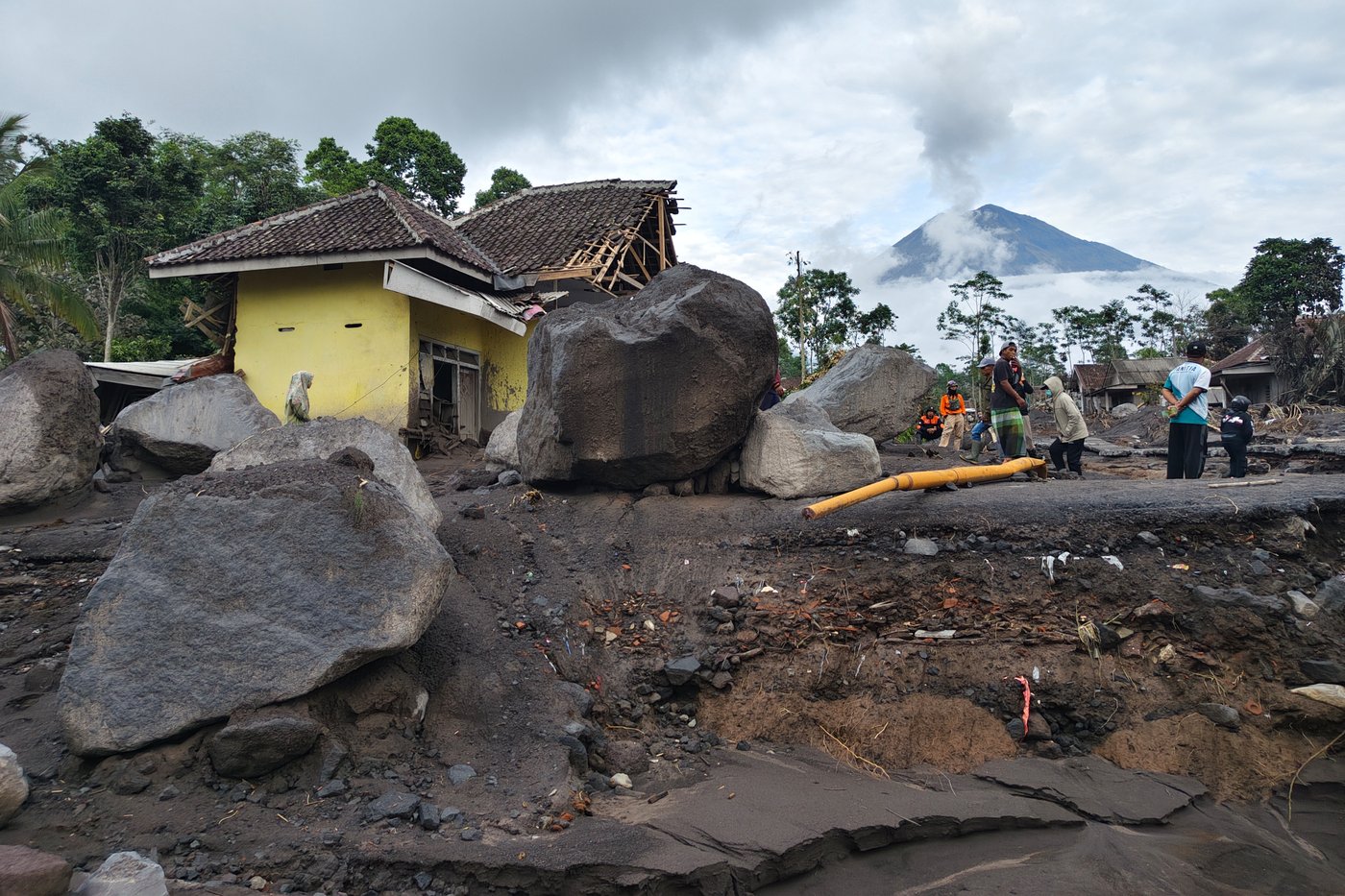 Volcano eruption forces the rescue of more than 170 climbers on Indonesia's Mount Semeru | iNFOnews.ca Volcano eruption forces the rescue of more than 170 climbers on Indonesia's Mount Semeru | iNFOnews.ca
