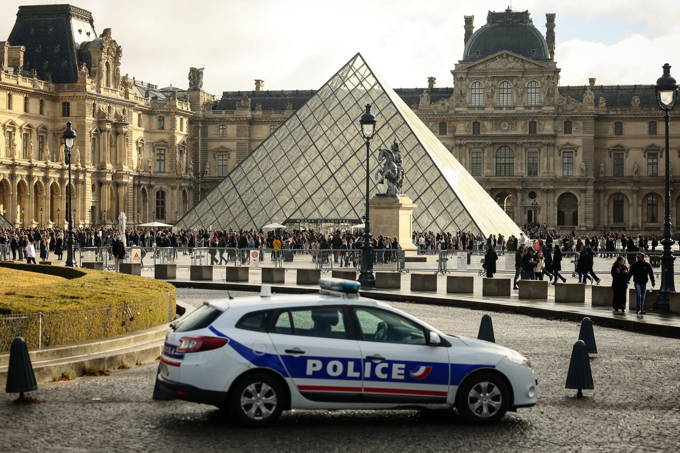 Suspects arrested over the theft of crown jewels from Paris' Louvre museum | iNFOnews.ca