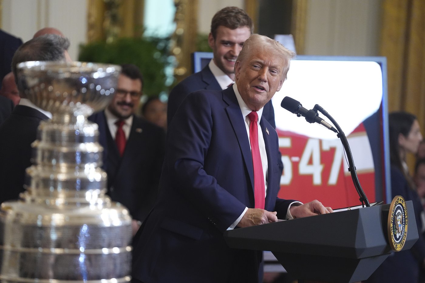 Trump sticks to hockey, avoids tariff talks during Stanley Cup champion Florida Panthers' visit | iNFOnews.ca