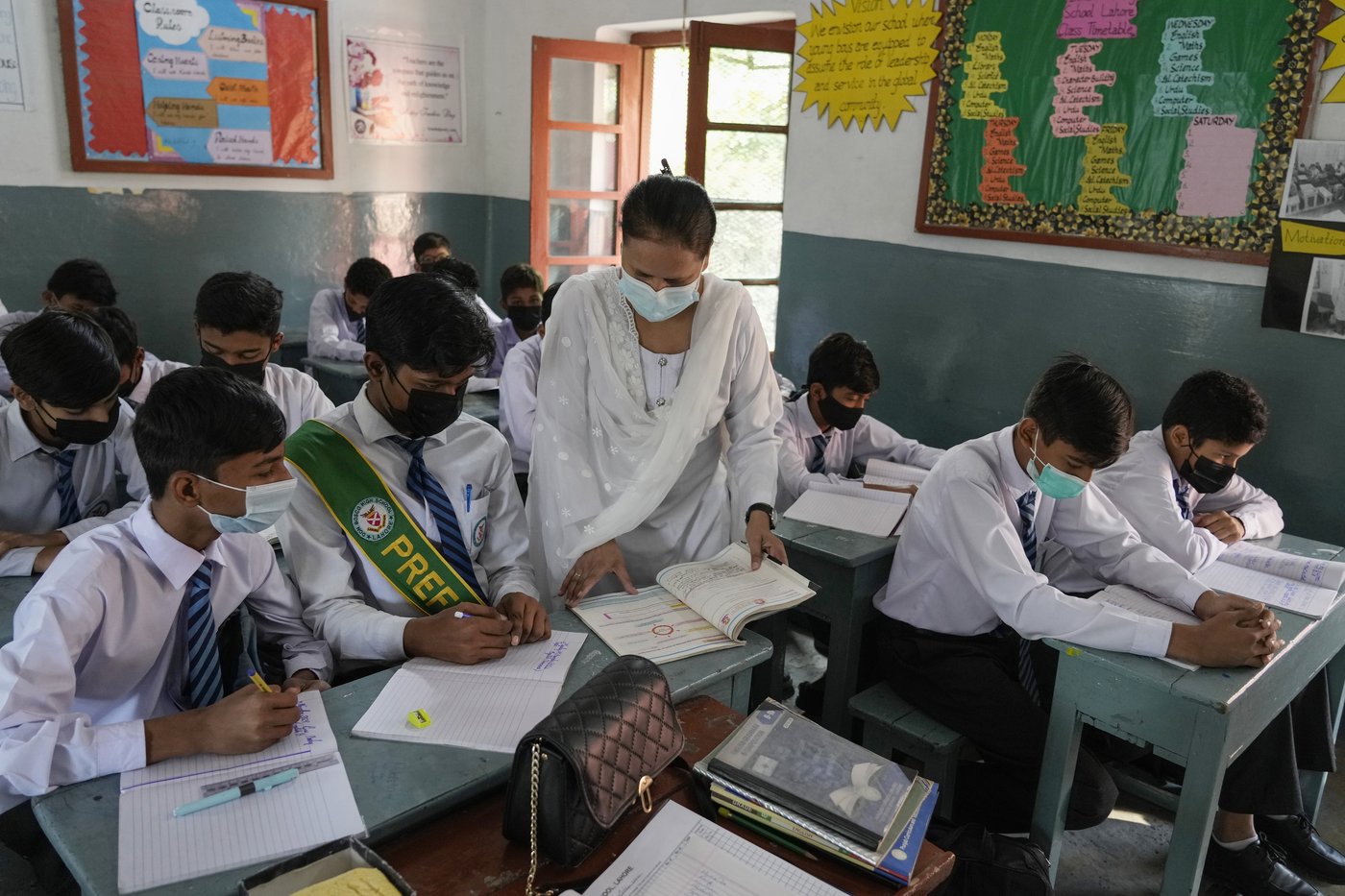 Record-high pollution sickens thousands in Pakistan's cultural capital of Lahore | iNFOnews.ca Record-high pollution sickens thousands in Pakistan's cultural capital of Lahore | iNFOnews.ca