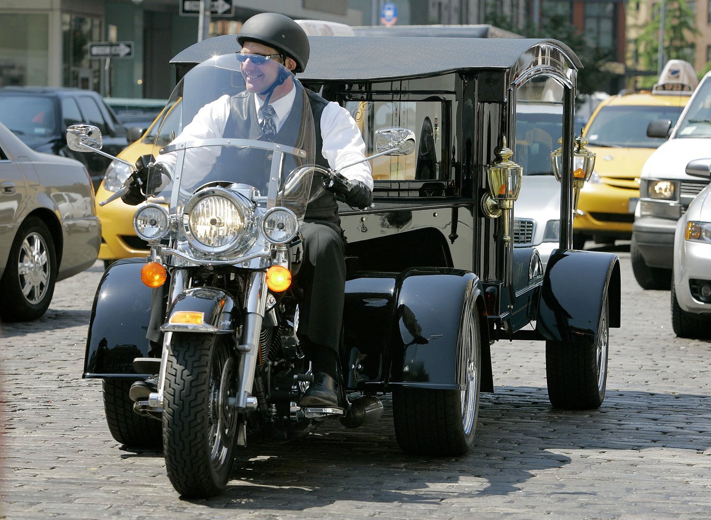 Funeral home owner pleads guilty to assaulting police and journalists during Capitol riot | iNFOnews.ca