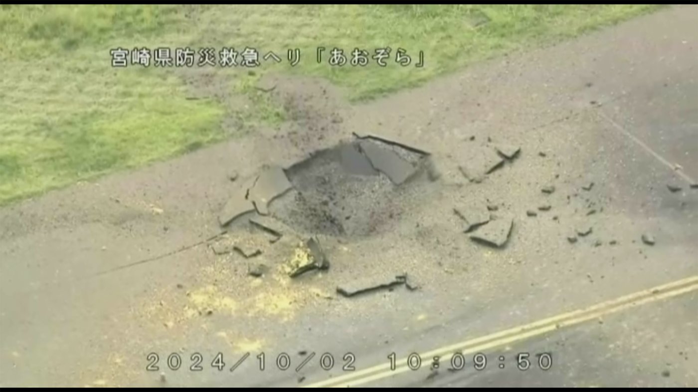 An American bomb from WWII explodes at a Japanese airport, leaving a crater on the taxiway | iNFOnews.ca