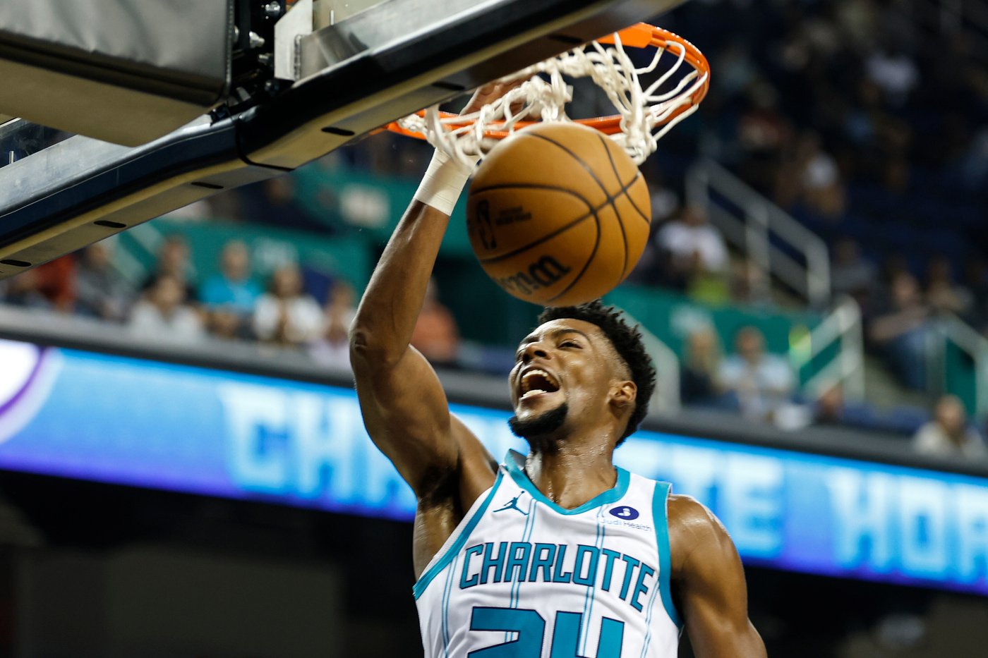 Hornets' Brandon Miller exits game against 76ers with shoulder injury | iNFOnews.ca