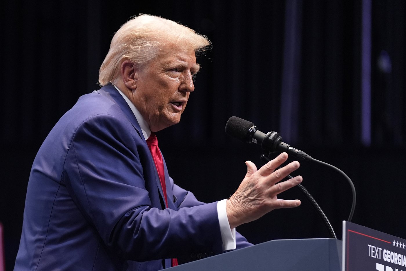 Trump praises Russia's military record in argument to stop funding Ukraine's fight | iNFOnews.ca