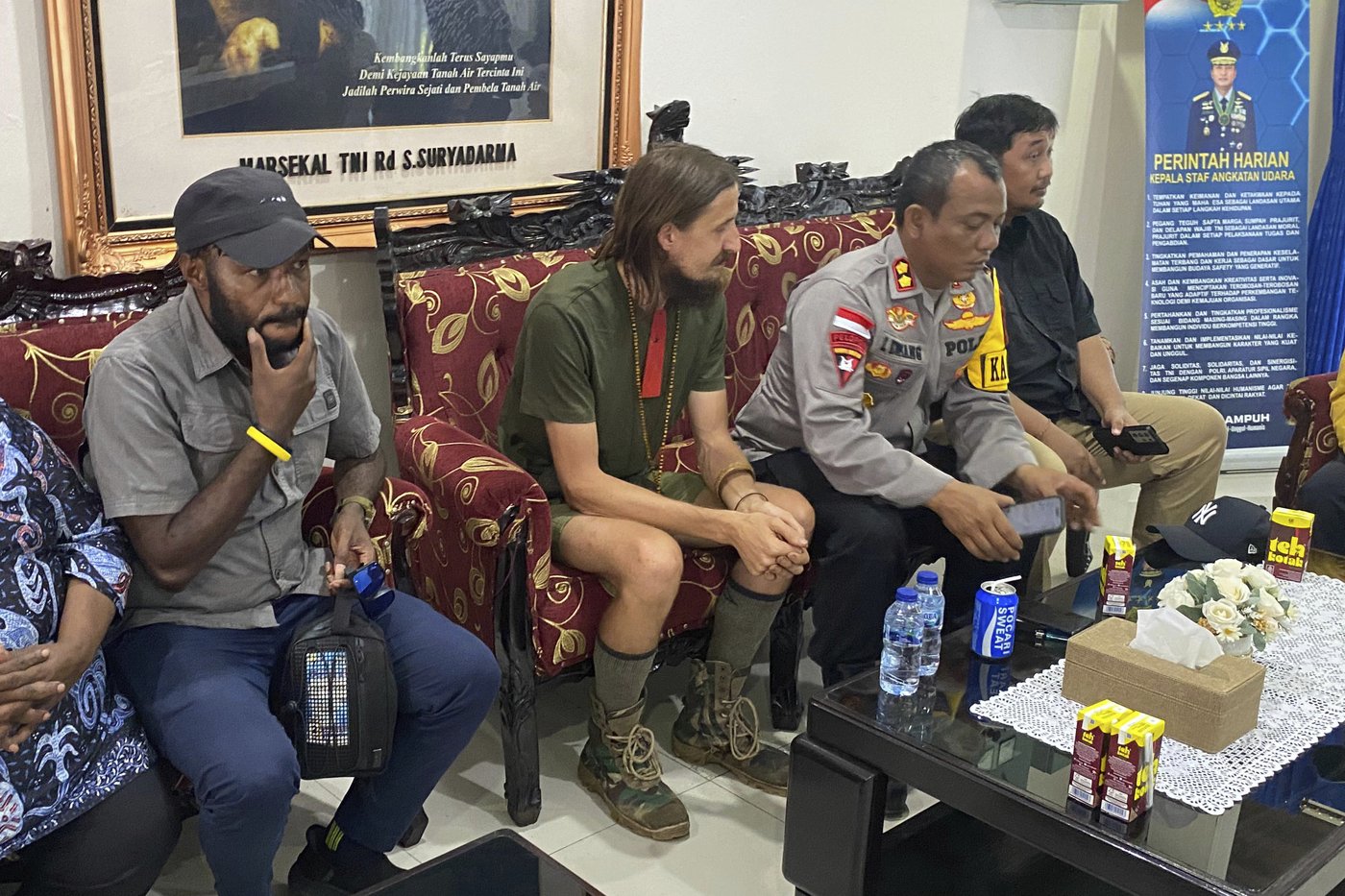 A New Zealand pilot is freed after 19 months in rebel captivity in Indonesia's Papua region | iNFOnews.ca A New Zealand pilot is freed after 19 months in rebel captivity in Indonesia's Papua region | iNFOnews.ca