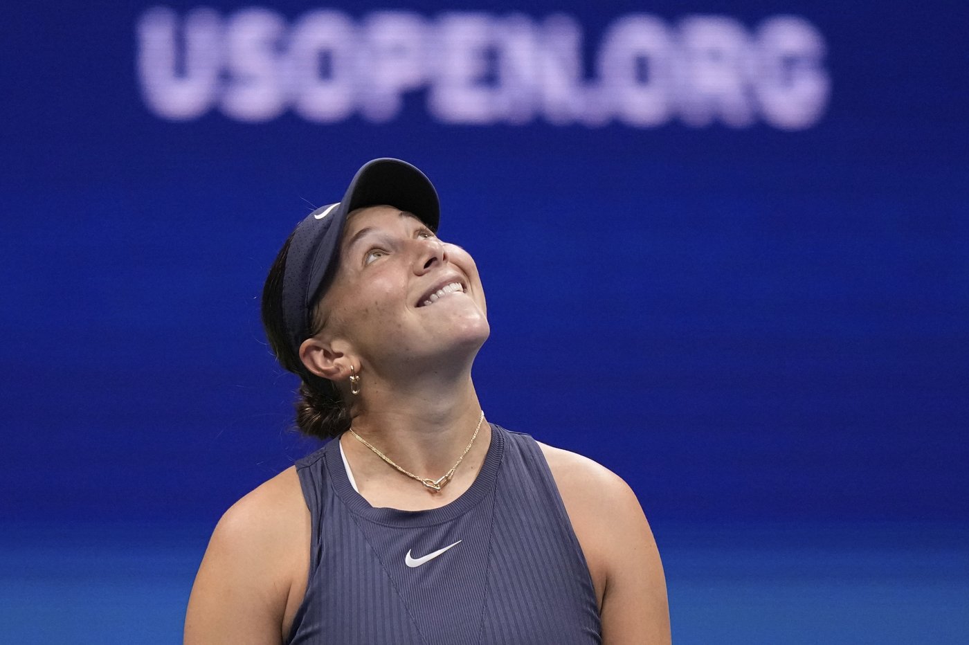 Anisimova struggles to serve with Arthur Ashe Stadium's roof closed during the US Open final | iNFOnews.ca