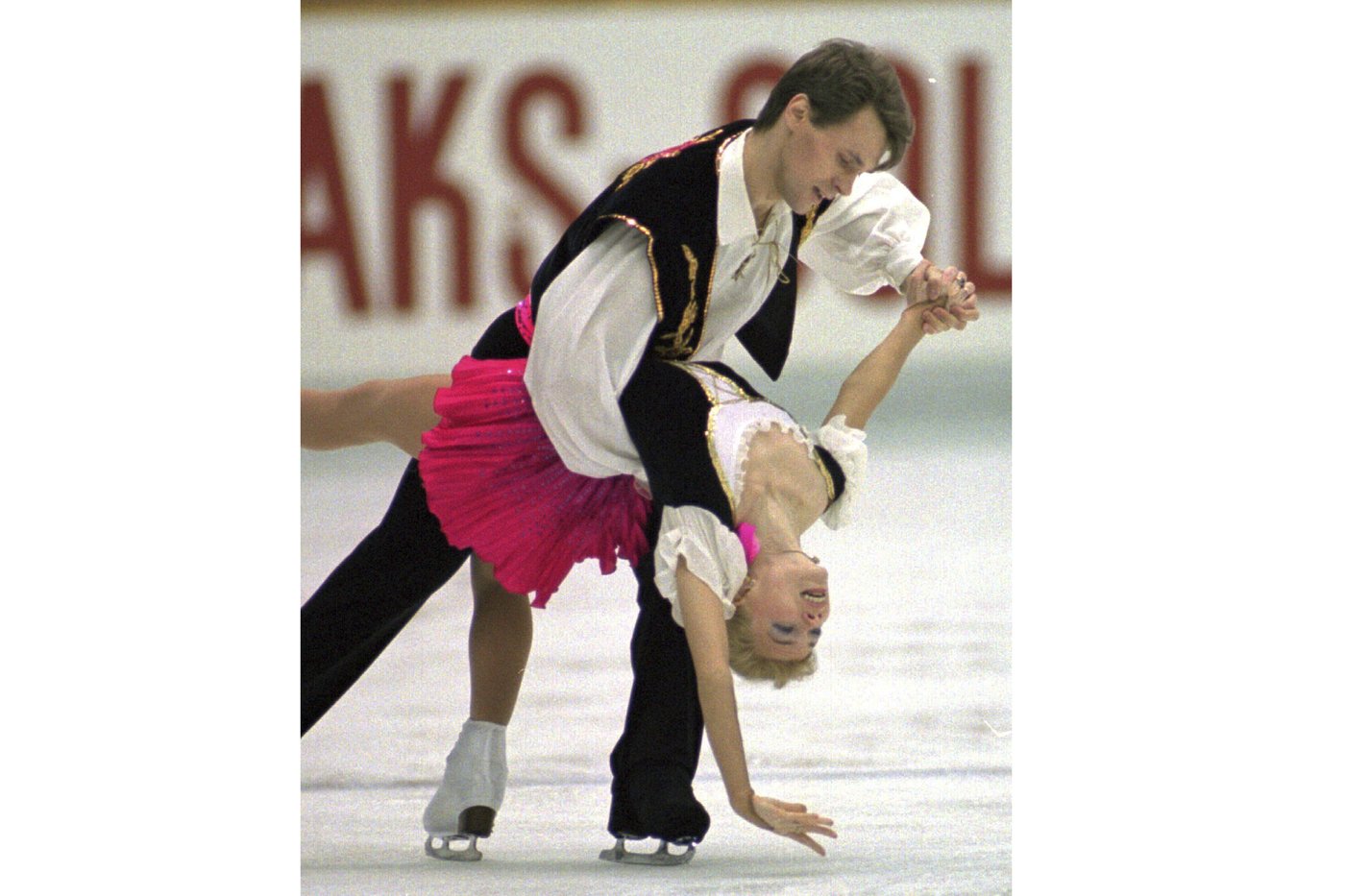 World champion Russian skaters on American Airlines jet built a new life as coaches in the US | iNFOnews.ca