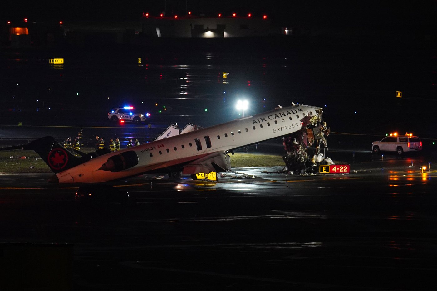 Pilot and copilot killed in collision between jet and fire truck at New York's LaGuardia Airport | iNwheels Pilot and copilot killed in collision between jet and fire truck at New York's LaGuardia Airport | iNwheels