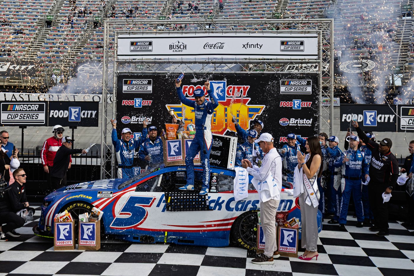 Kyle Larson dominates and claims an emotional Cup victory at Bristol Motor Speedway | iNFOnews.ca Kyle Larson dominates and claims an emotional Cup victory at Bristol Motor Speedway | iNFOnews.ca