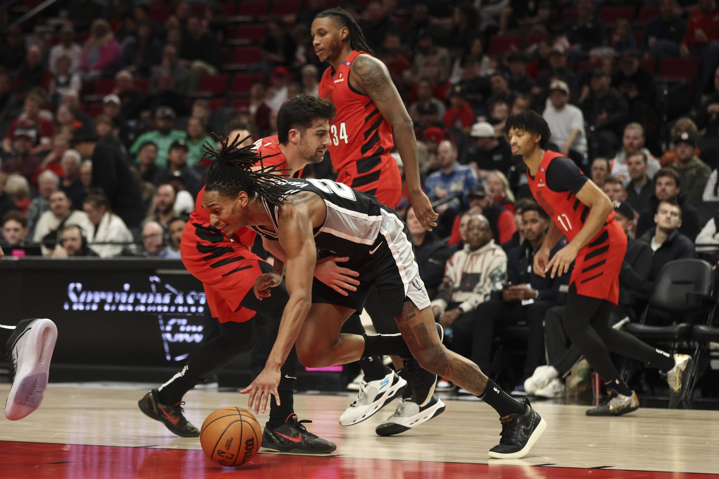 Wembanyama makes 2 free throws with 2.1 seconds left in Spurs' 118-116 win over Trail Blazers | iNFOnews.ca