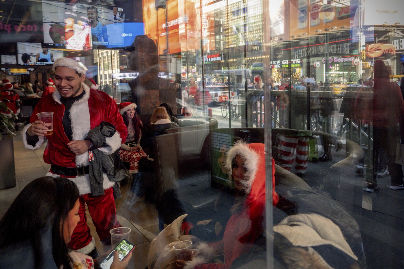 AP PHOTOS: The iconic and unconventional sides of Christmas in New York | iNFOnews.ca