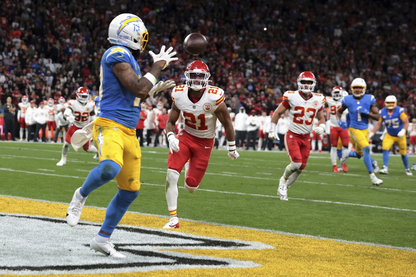 Chargers, Raiders face off Monday night in AFC West clash | iNFOnews.ca Chargers, Raiders face off Monday night in AFC West clash | iNFOnews.ca