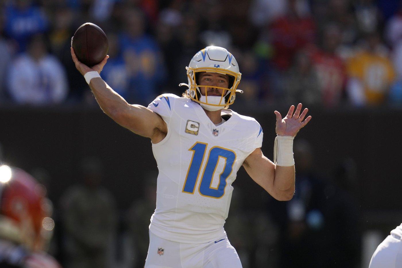 Justin Herbert throws 2 TD passes, Chargers clamp down on Jameis Winston in 27-10 win over Browns | iNFOnews.ca