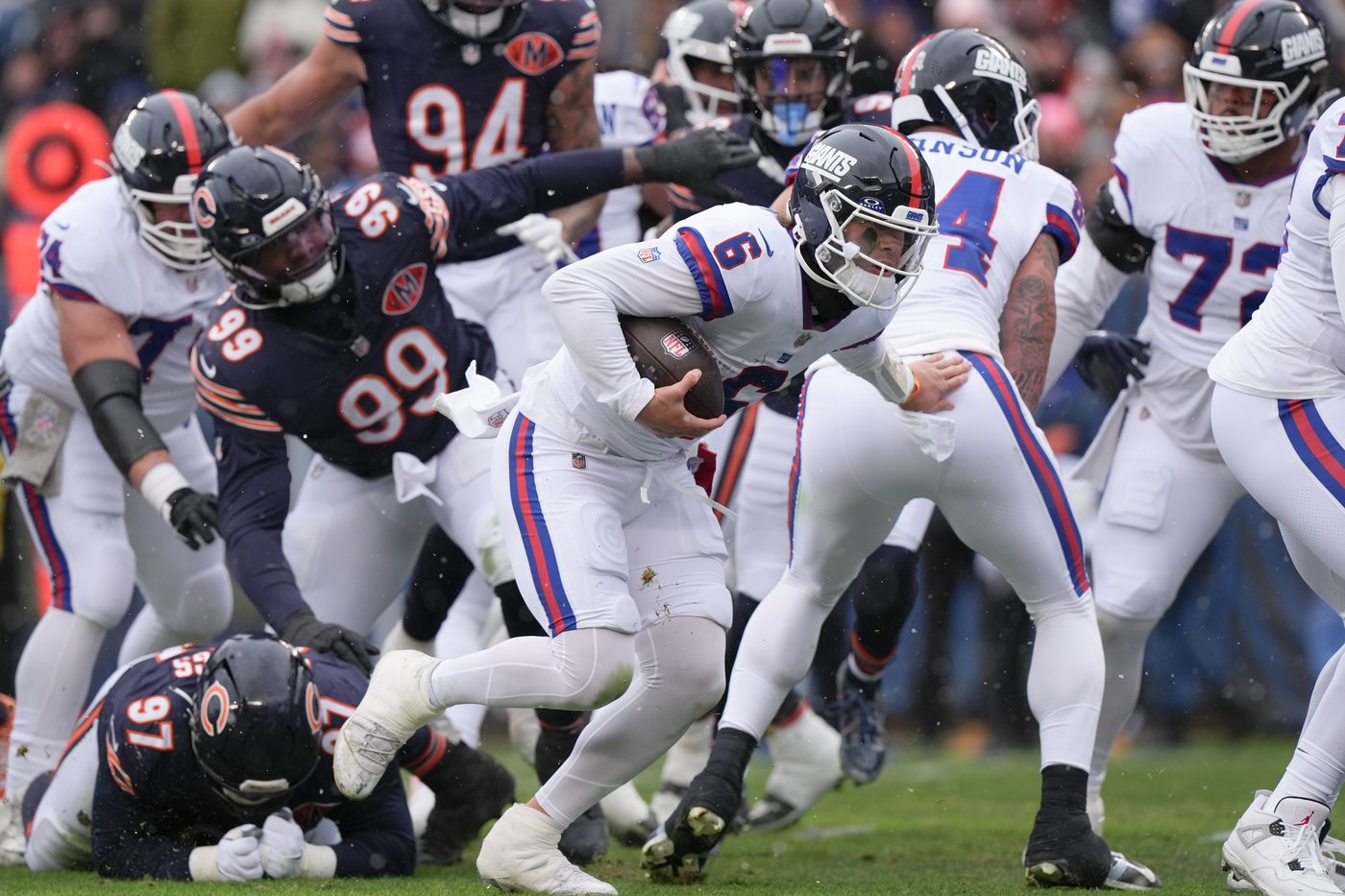 Giants QB Jaxson Dart leaves after taking hard hit against the Bears | iNFOnews.ca