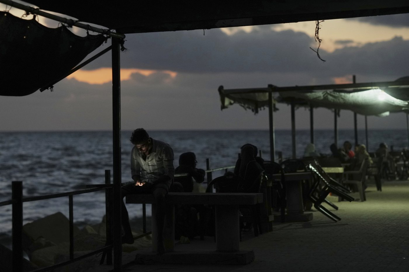 Photos in Gaza City, where the beach offers fleeting respite as war and famine grind on | iNFOnews.ca