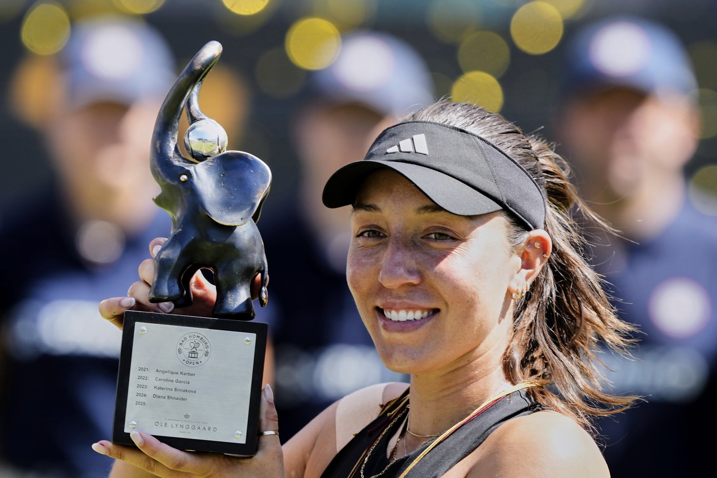 Pegula beats Swiatek on grass to win Bad Homburg title in Wimbledon tune-up | iNFOnews.ca