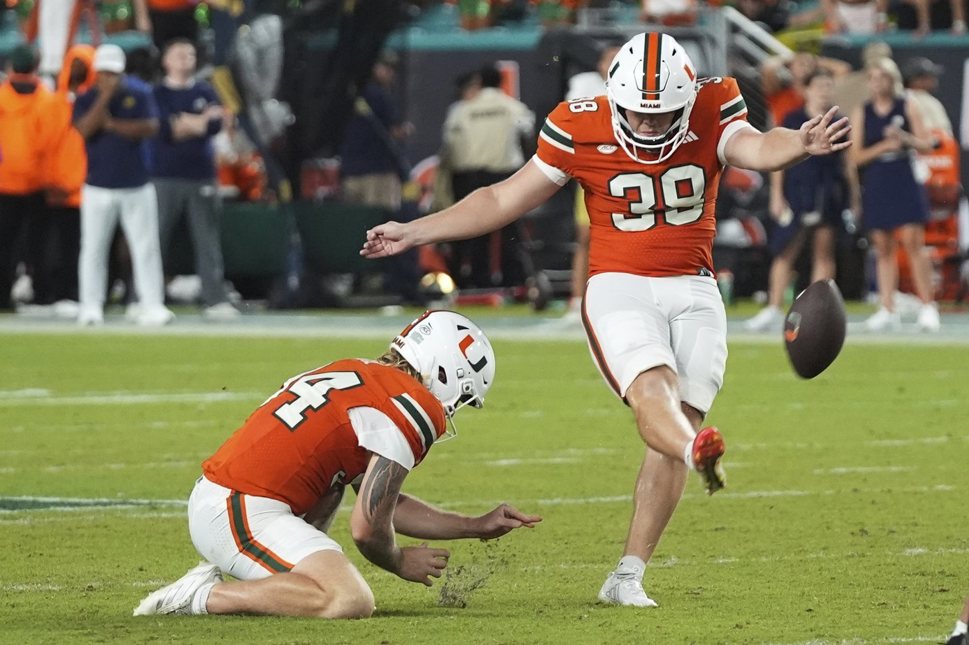 No. 10 Miami digs in late, tops No. 6 Notre Dame 27-24 in a thriller | iNFOnews.ca