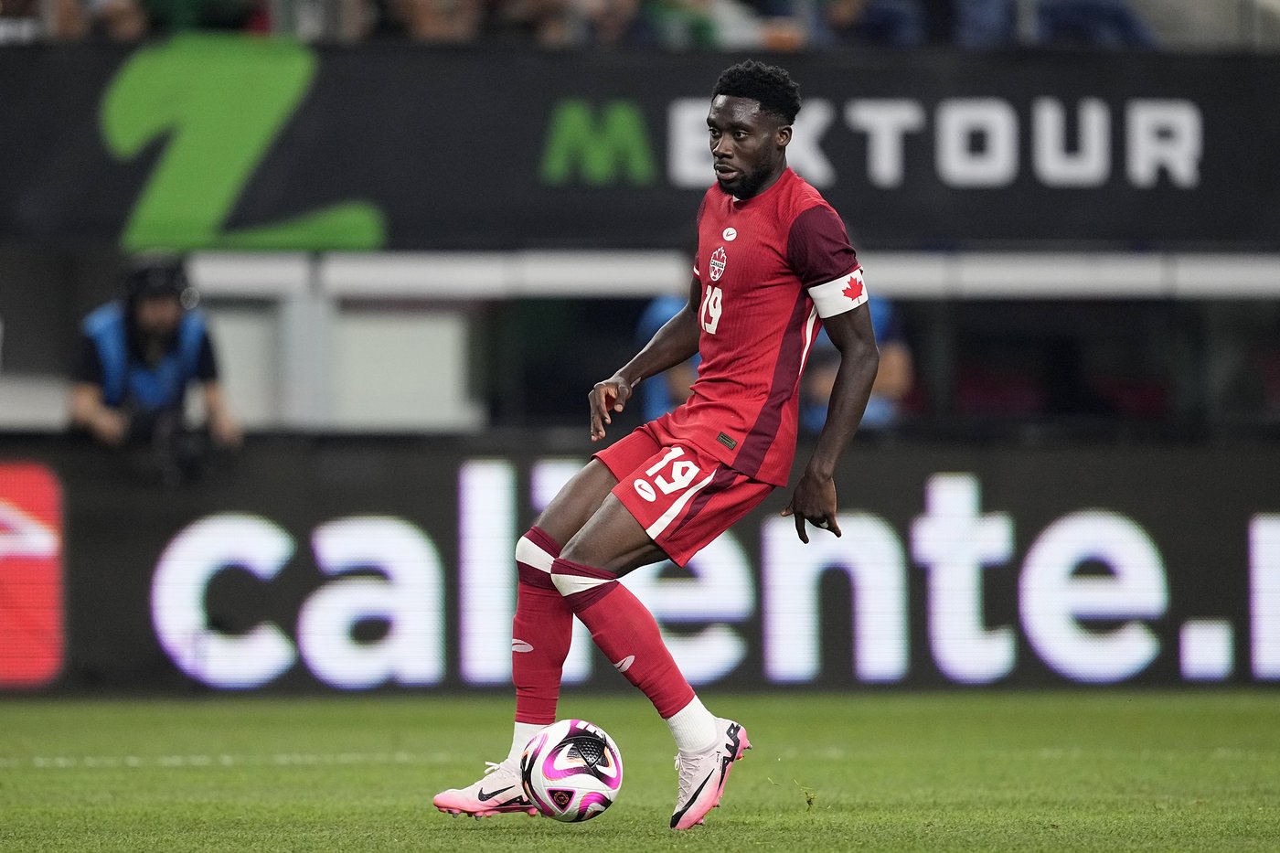 Canada wing back Alphonso Davies decides to stay with Bayern Munich | iNFOnews.ca Canada wing back Alphonso Davies decides to stay with Bayern Munich | iNFOnews.ca