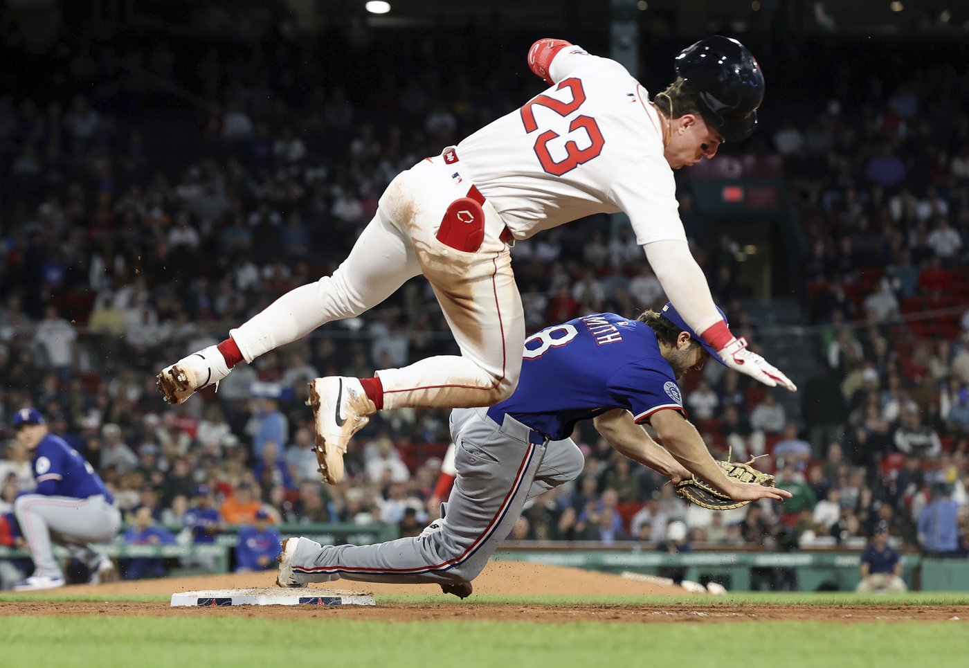 Red Sox 1B Romy Gonzalez leaves game after collision at first, running out grounder | iNFOnews.ca Red Sox 1B Romy Gonzalez leaves game after collision at first, running out grounder | iNFOnews.ca