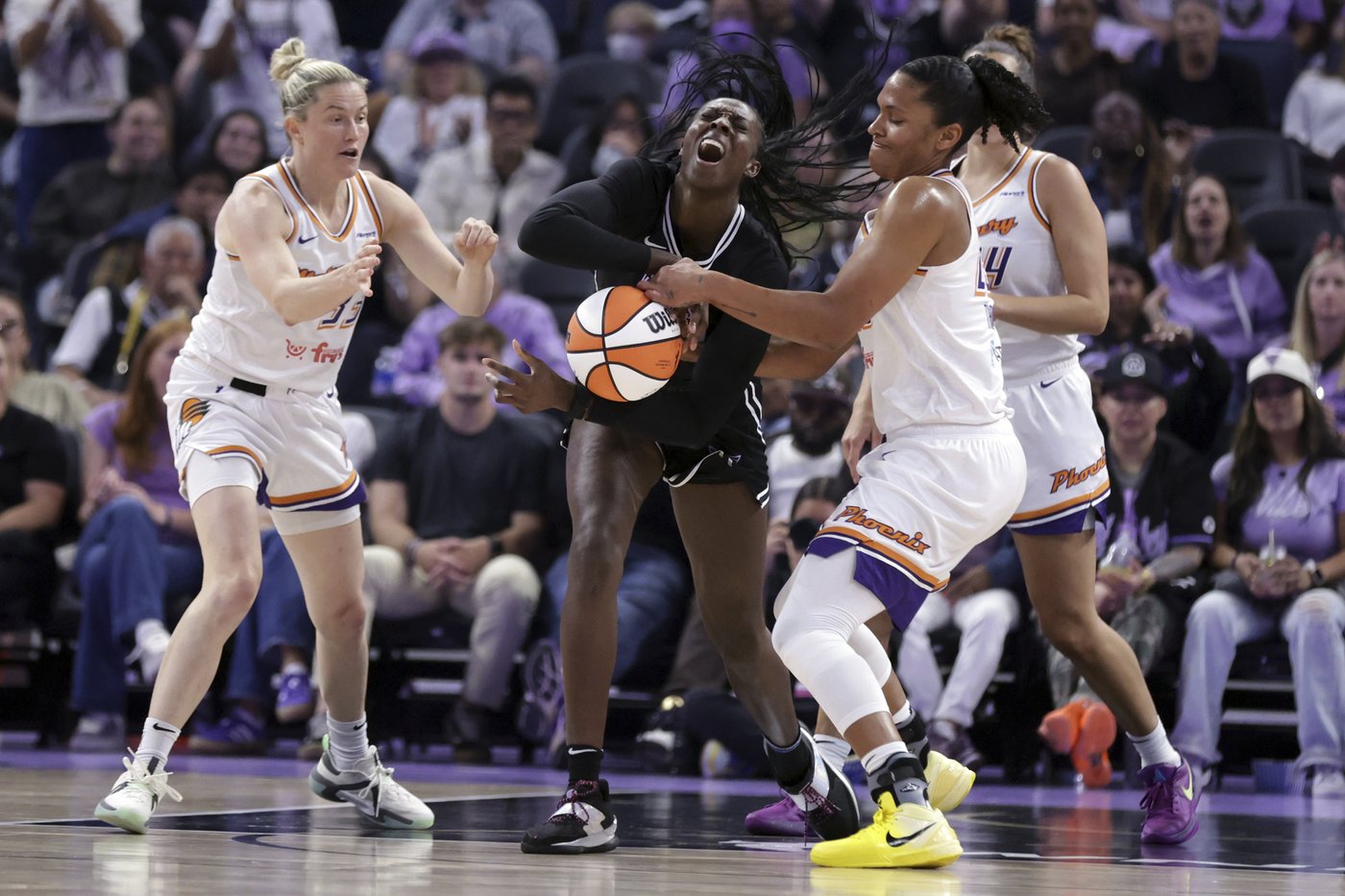 Kahleah Copper scores 25 points as Mercury come from behind to beat Valkyries 98-91 | iNFOnews.ca Kahleah Copper scores 25 points as Mercury come from behind to beat Valkyries 98-91 | iNFOnews.ca