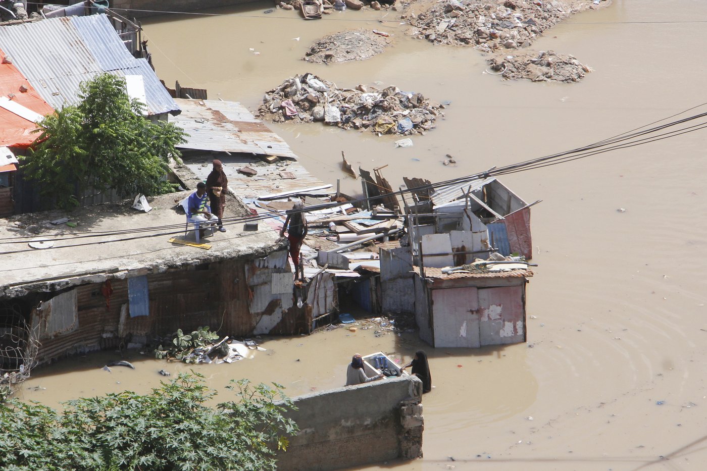 At least seven people die as heavy rains leave waist-high floodwaters in Somalia's capital | iNFOnews.ca At least seven people die as heavy rains leave waist-high floodwaters in Somalia's capital | iNFOnews.ca