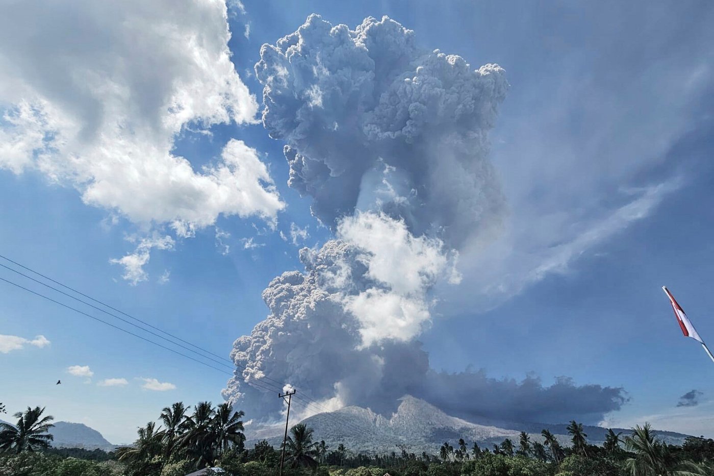 Indonesia's Mount Lewotobi Laki Laki volcano erupts and sends searing-hot ash miles high | iNFOnews.ca Indonesia's Mount Lewotobi Laki Laki volcano erupts and sends searing-hot ash miles high | iNFOnews.ca
