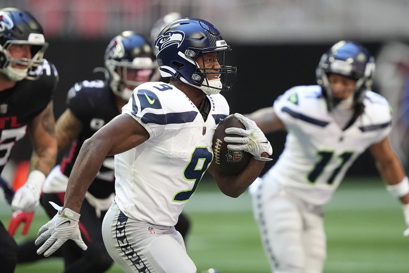 Walker helps Seahawks achieve balance on offense in dominant win over Falcons | iNFOnews.ca