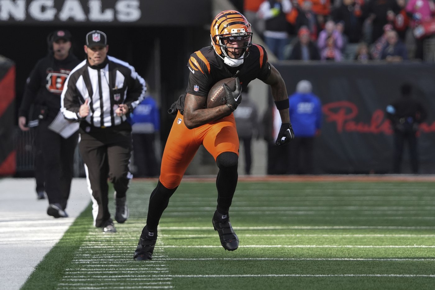 Burrow throws 3 TD passes and Bengals keep playoff hopes alive with 24-6 victory over Browns | iNFOnews.ca