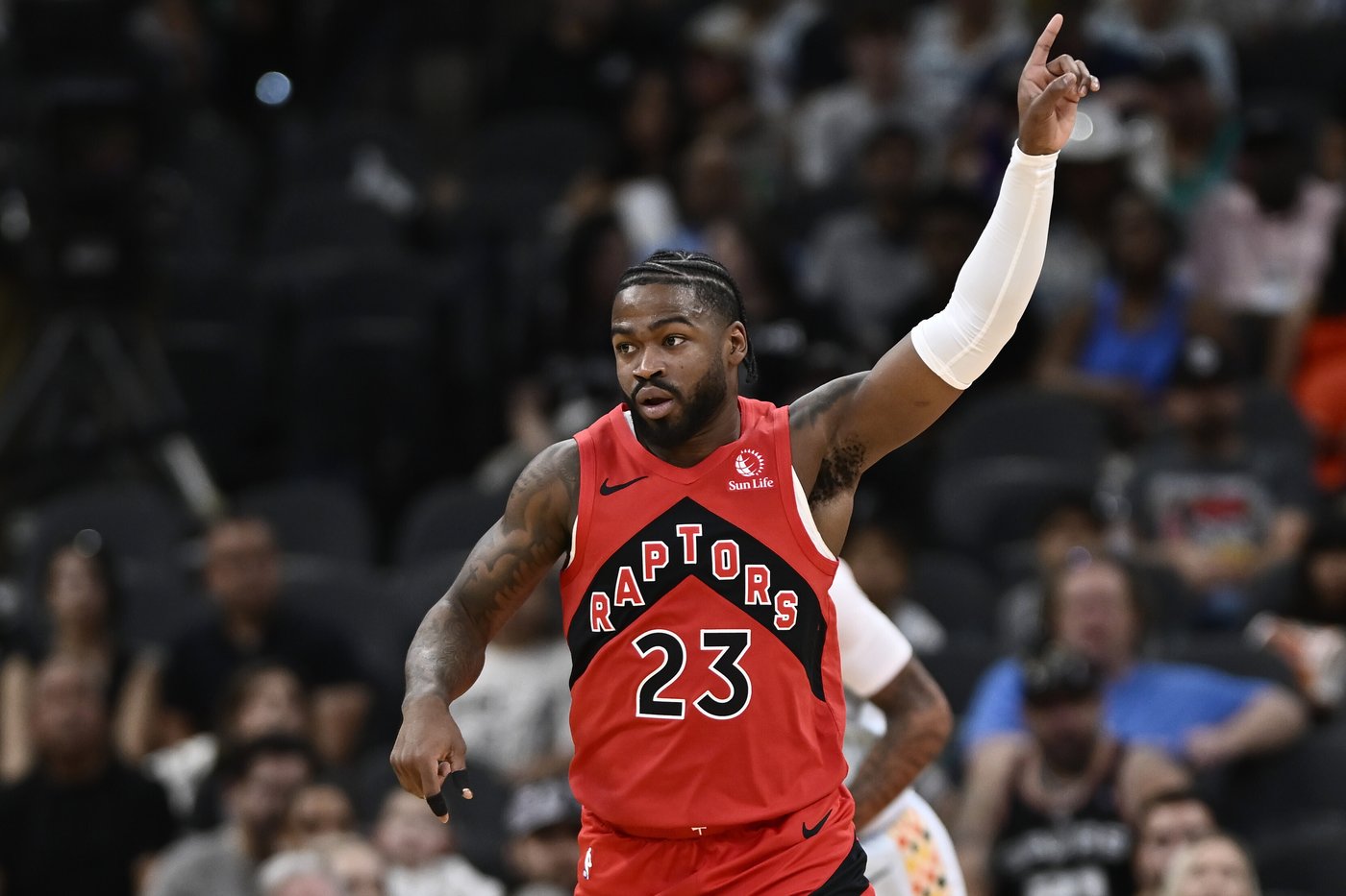 Spurs rally from a 22-point deficit to beat the Raptors 125-118 | iNFOnews.ca