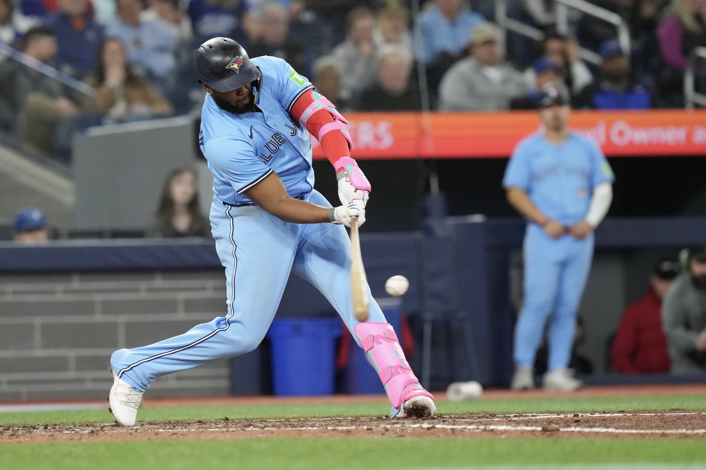 Vladimir Guerrero Jr.'s late three-run homer lifts Blue Jays over Red Sox 4-2 | iNFOnews.ca Vladimir Guerrero Jr.'s late three-run homer lifts Blue Jays over Red Sox 4-2 | iNFOnews.ca