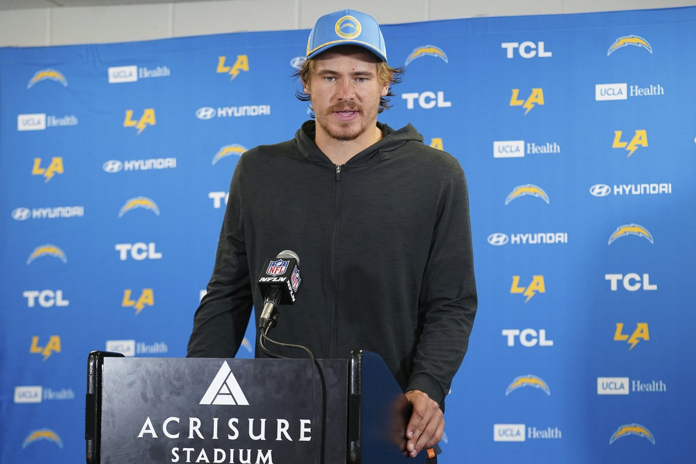 Chargers QB Justin Herbert's bid to play on a balky right ankle ends with an early exit | iNFOnews.ca
