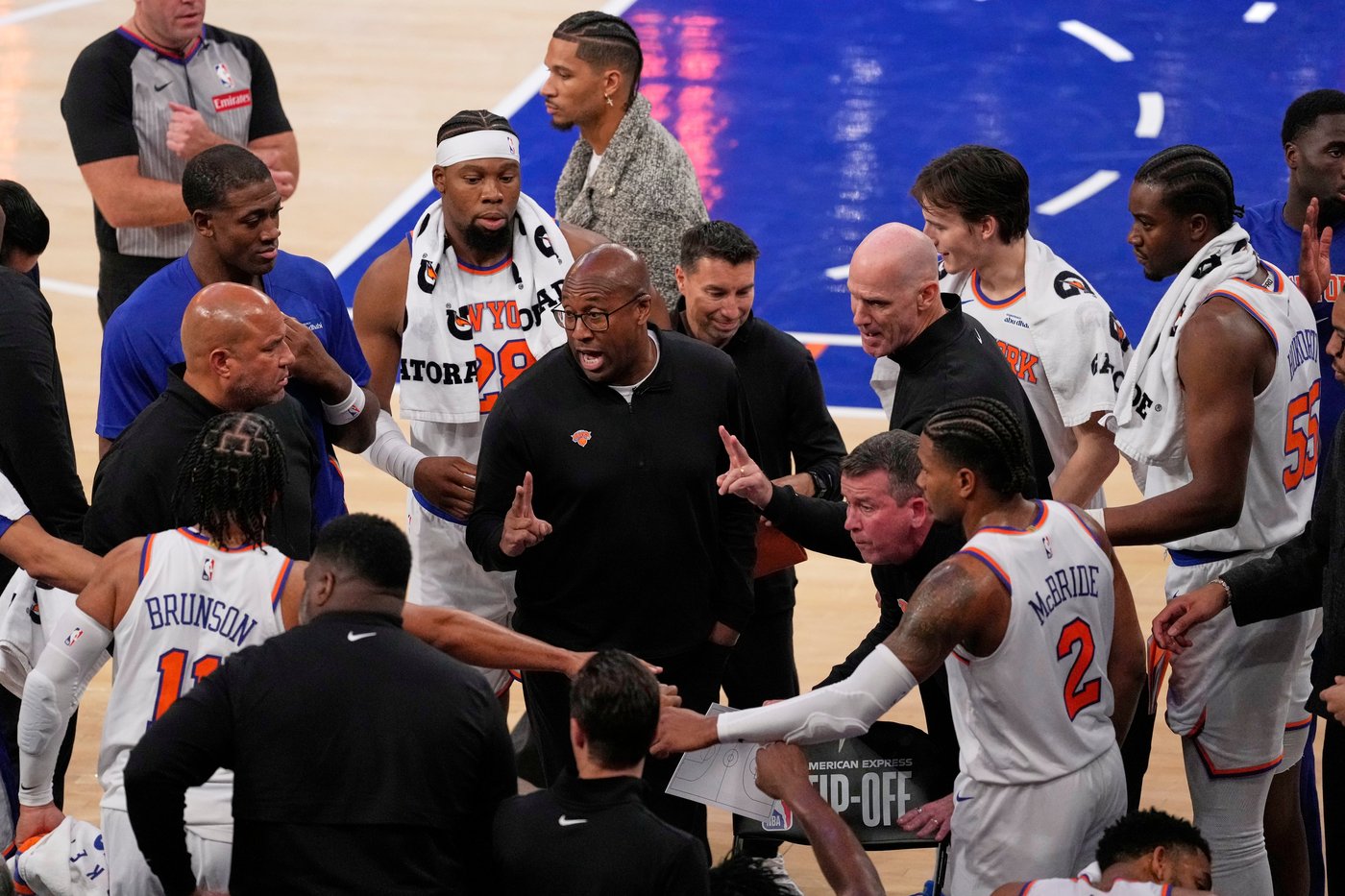 Mike Brown gets a win and a hug from Spike Lee in his first game as Knicks coach | iNFOnews.ca