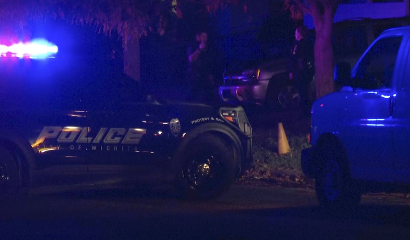 Suspected shooter and 4 others are found dead in 3 Kansas homes, police say | iNFOnews.ca Suspected shooter and 4 others are found dead in 3 Kansas homes, police say | iNFOnews.ca