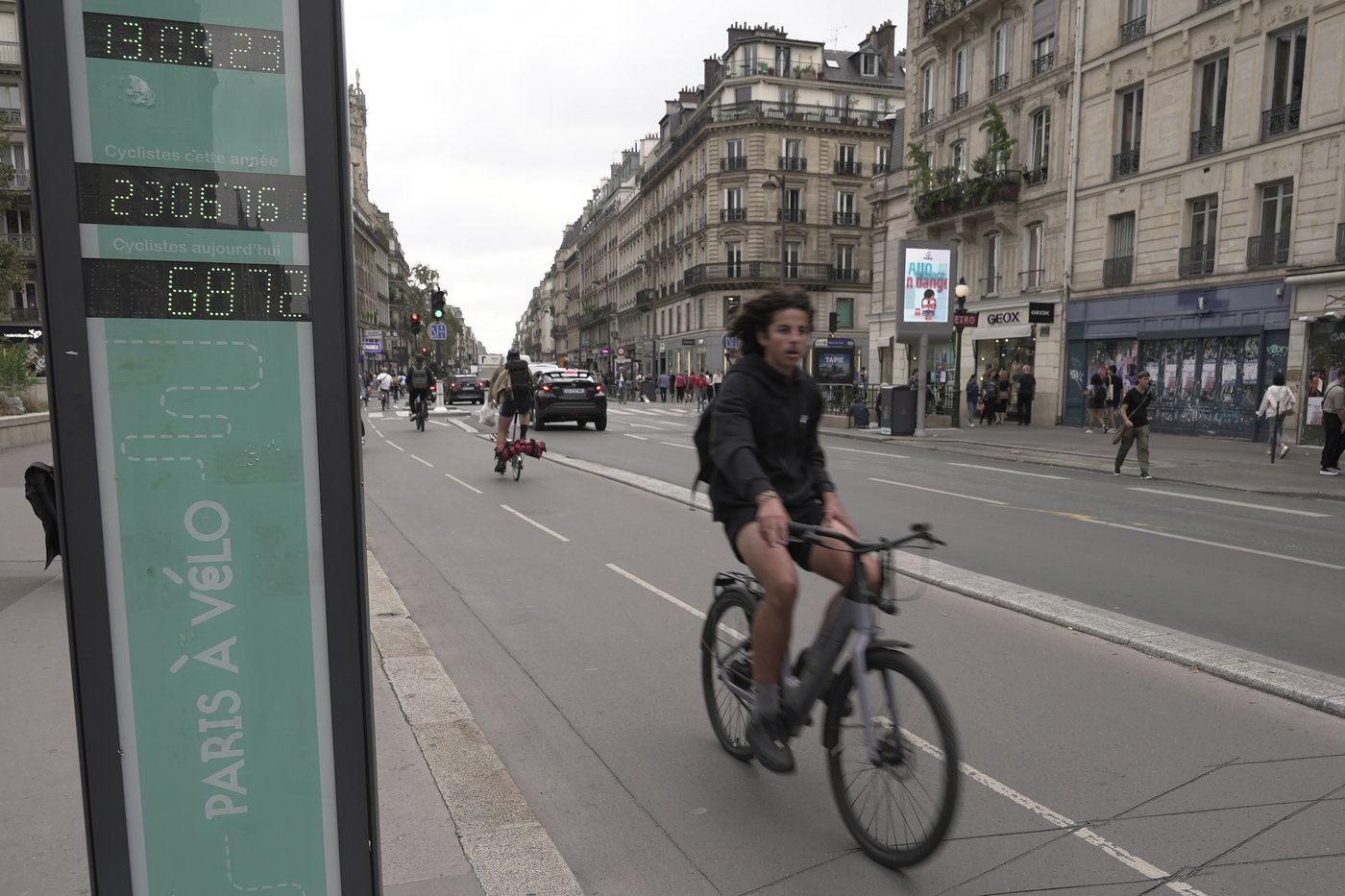 French transport minister meets cycling groups after a traffic death sparks protests | iNFOnews.ca French transport minister meets cycling groups after a traffic death sparks protests | iNFOnews.ca