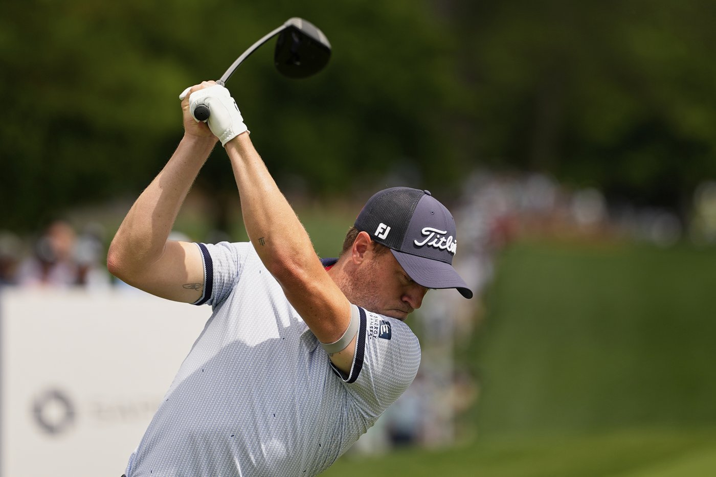 Justin Thomas' wild round at the PGA ends with no shoe, no sock and a 73, leaving him 9 shots back | iNFOnews.ca