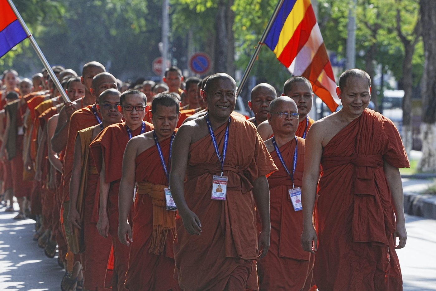 Hundreds of Buddhist monks in Cambodia gather to praise ceasefire with Thailand and mourn the dead | iNFOnews.ca